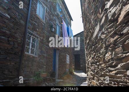 Gasse umgeben von Steingebäuden unter Sonnenlicht im Dorf Piodao In Portugal Stockfoto