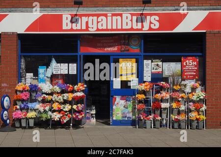 Schnäppcheneinkäufe (früher Wise Owl) in BOSTON Lincolnshire, wo bunte Blumensträuße vor Ort ausgestellt werden. Stockfoto