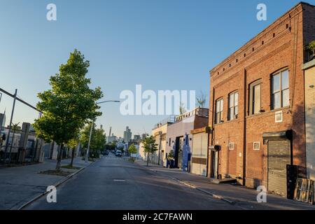 BROOKLYN, NY, USA - Szenen aus dem Industriegebiet Greenpoint und Williamsburg, Brooklyn, New York City, USA im Jahr 2020. Stockfoto