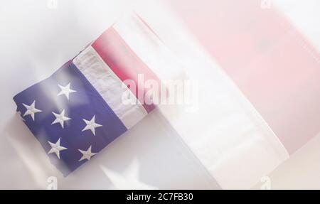 USA Flagge gefaltet auf weißem Hintergrund. Amerikanische Flagge mit Effekt von oben. Memorial Day und 4. Juli, Independence Day Konzept Stockfoto