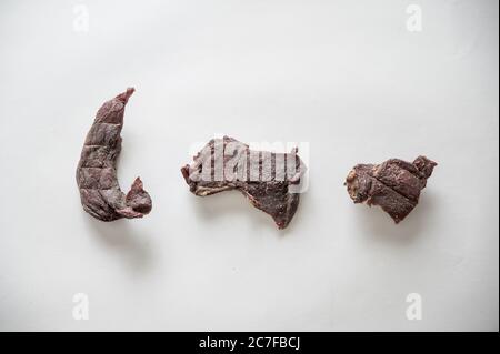 High-Winkel Schuss von Stücken von Rindfleisch ruckartig auf einem Weiße Oberfläche Stockfoto