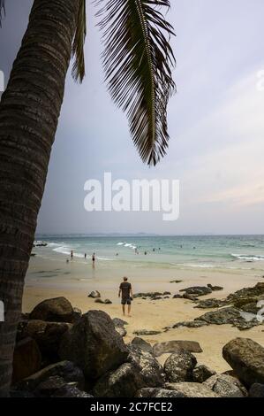 Vertikale Aufnahme von Menschen in der Nähe von Snapper Rocks in Rainbow Bay, Queensland, Australien Stockfoto