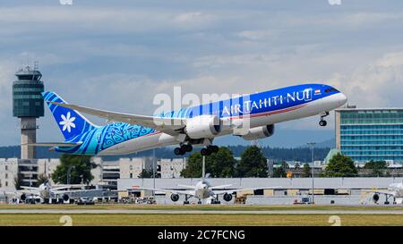 Richmond, British Columbia, Kanada. Juli 2020. Ein Großraumjet der Air Tahiti Nui Boeing 787-9 Dreamliner (F-OTOA) hebt vom internationalen Flughafen Vancouver auf einem Flug von Vancouver nach Papeete, Tahiti, ab, 16. Juli 2020. Kredit: Bayne Stanley/ZUMA Wire/Alamy Live Nachrichten Stockfoto