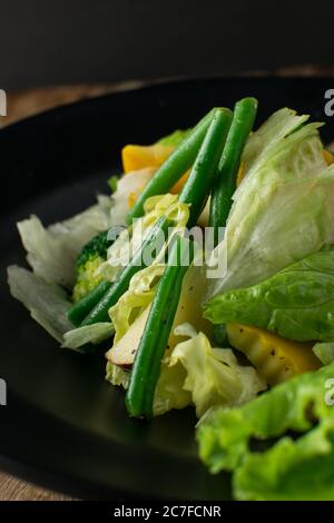 Penne Pasta in Tomatensauce mit Huhn, Tomaten mit Petersilie auf einem Holztisch verziert, Penne Pasta mit Fleischbällchen in Tomatensauce und Gemüse Stockfoto