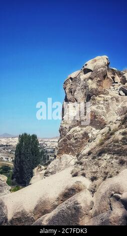 Vertikale Aufnahme des Goreme Freilichtmuseums in Ortahisar, Türkei Stockfoto