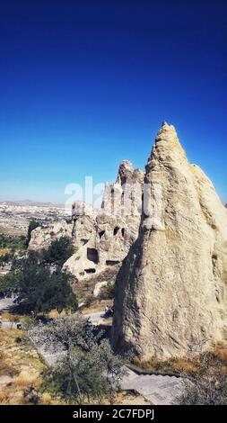 Vertikale Aufnahme des Goreme Freilichtmuseums in Ortahisar, Türkei Stockfoto