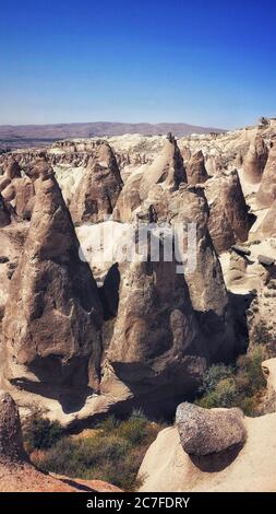 Vertikale Aufnahme des Goreme Freilichtmuseums in Ortahisar, Türkei Stockfoto