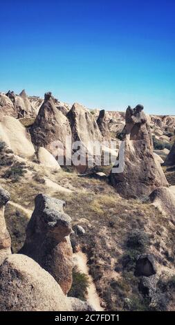 Vertikale Aufnahme des Goreme Freilichtmuseums in Ortahisar, Türkei Stockfoto