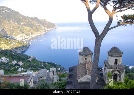 Schöne Landschaft der Amalfi Küste von Villa Rufolo in Ravello, Italien Stockfoto