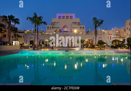 Jordanien, Aqaba, Tala Bay Luxury Beach Resort. Nachtaufnahmen Stockfoto