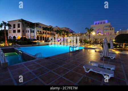 Jordanien, Aqaba, Tala Bay Luxury Beach Resort. Nachtaufnahmen Stockfoto