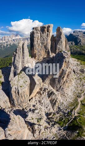 Luftaufnahme der Cinque Torri von oben bei Sonnenaufgang. Cortina d'Ampezzo, Provinz Belluno, Dolomiten, Venetien, Italien. Stockfoto