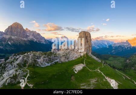 Luftaufnahme der Cinque Torri von oben bei Sonnenuntergang. Cortina d'Ampezzo, Provinz Belluno, Dolomiten, Venetien, Italien. Stockfoto