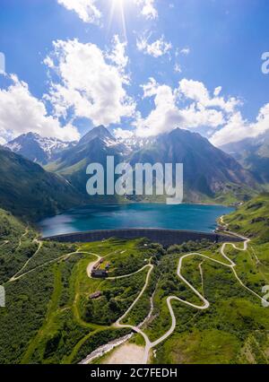 Luftaufnahme des Morasco-Sees und des Staudamms im Sommer. Riale, Formazza, Valle Formazza, Verbano Cusio Ossola, Piemont, Italien. Stockfoto