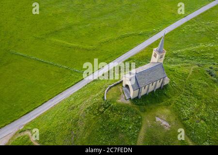 Luftaufnahme der Kirche Oratorio di Sant'Anna im Sommer. Riale, Formazza, Valle Formazza, Verbano Cusio Ossola, Piemont, Italien. Stockfoto