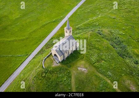 Luftaufnahme der Kirche Oratorio di Sant'Anna im Sommer. Riale, Formazza, Valle Formazza, Verbano Cusio Ossola, Piemont, Italien. Stockfoto