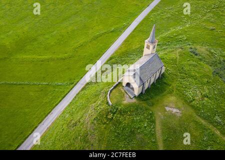 Luftaufnahme der Kirche Oratorio di Sant'Anna im Sommer. Riale, Formazza, Valle Formazza, Verbano Cusio Ossola, Piemont, Italien. Stockfoto