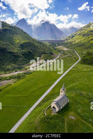 Luftaufnahme der Kirche Oratorio di Sant'Anna, Riale und des Morasco-Sees und Staumauer im Sommer. Formazza, Valle Formazza, Verbano Cusio Ossola, Piemons Stockfoto