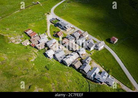 Luftaufnahme des kleinen Bergs walser Stadt Riale im Sommer. Formazza, Valle Formazza, Verbano Cusio Ossola, Piemont, Italien. Stockfoto