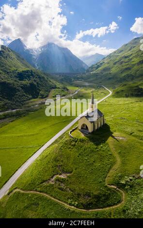 Luftaufnahme der Kirche Oratorio di Sant'Anna, Riale und des Morasco-Sees und Staumauer im Sommer. Formazza, Valle Formazza, Verbano Cusio Ossola, Piemons Stockfoto