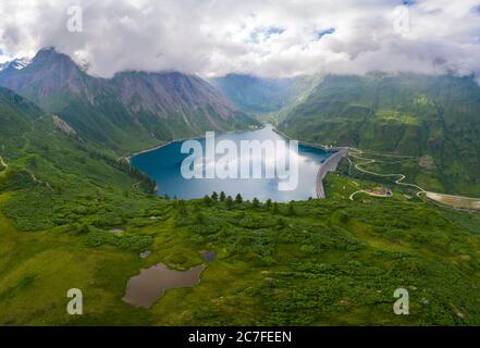 Luftaufnahme des Morasco-Sees und des Staudamms im Sommer. Riale, Formazza, Valle Formazza, Verbano Cusio Ossola, Piemont, Italien. Stockfoto