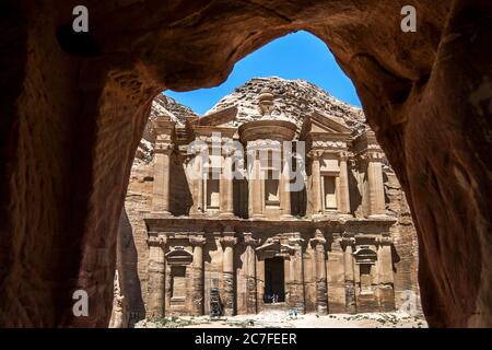 Das Kloster an der antiken Stätte von Petra in Jordanien. Es wurde ursprünglich als Tempel gebaut und kann Nabataean König Obodas l gewidmet worden sein Stockfoto