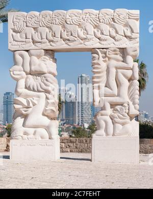 Israel, Altstadt von Jaffa Statue des Glaubens (AKA geschnitzten Stein Tür) von Daniel Kafri, Abrasha Summit Park (Gan Hapisga), mit Blick auf Tel Aviv. Stockfoto