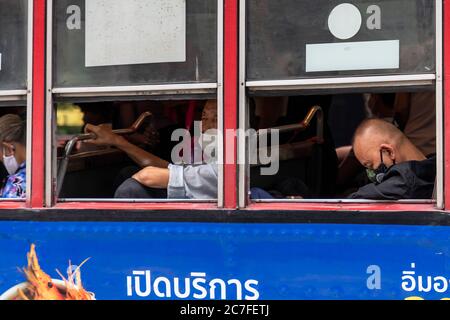 Busfahrgäste mit Gesichtsmaske während covid 19 Pandemie, Bangkok, Thailand Stockfoto