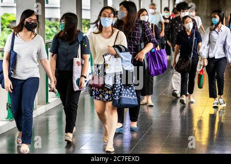 Fußgänger tragen Gesichtsmaske während covid 19 Pandemie, Bangkok, Thailand Stockfoto