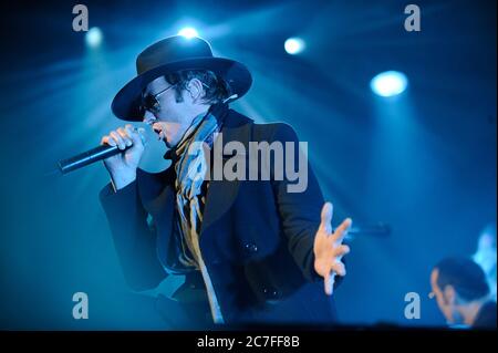 Sänger Scott Weiland von Stone Temple Pilots tritt beim 2008 KROQ Almost Acoustic Christmas im Gibson Amphitheatre in Los Angeles auf. Kredit: Jared Milgrim/Der Fotoreporter Stockfoto