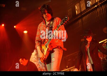 (L-R) Robert DeLeo, Dean DeLeo und Sänger Scott Weiland von Stone Temple Pilots treten 2008 beim KROQ Almost Acoustic Christmas im Gibson Amphitheatre in Los Angeles auf. Kredit: Jared Milgrim/Der Fotoreporter Stockfoto