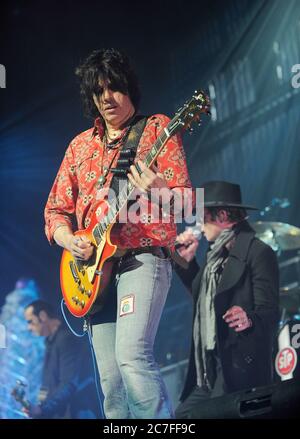 (L-R) Robert DeLeo, Dean DeLeo und Sänger Scott Weiland von Stone Temple Pilots treten 2008 beim KROQ Almost Acoustic Christmas im Gibson Amphitheatre in Los Angeles auf. Kredit: Jared Milgrim/Der Fotoreporter Stockfoto