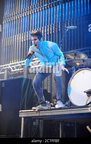 Davey Havok von AFI tritt 2008 bei der KROQ Almost Acoustic Christmas im Gibson Amphitheatre in Los Angeles auf. Kredit: Jared Milgrim/Der Fotoreporter Stockfoto