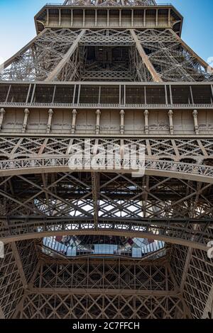 Antikes Metallgrundbau im Eiffelturm in Paris Frankreich. Kunstvolle verrostete Metallmuster des Wahrzeichen des Turms Stockfoto