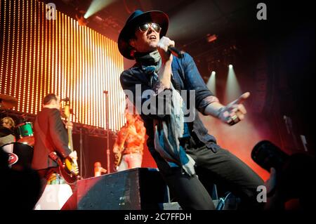 (L-R) Robert DeLeo, Dean DeLeo und Sänger Scott Weiland von Stone Temple Pilots treten 2008 beim KROQ Almost Acoustic Christmas im Gibson Amphitheatre in Los Angeles auf. Kredit: Jared Milgrim/Der Fotoreporter Stockfoto