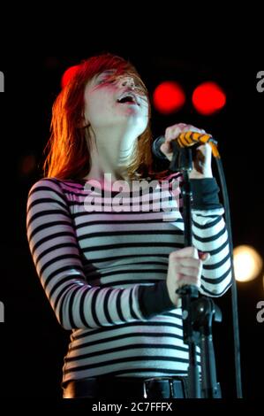 Hayley Williams von Paramore beim Auftritt während der Bamboozle links im Verizon Wireless Amphitheater in Irvine. Kredit: Jared Milgrim/Der Fotoreporter Stockfoto