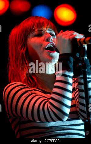 Hayley Williams von Paramore beim Auftritt während der Bamboozle links im Verizon Wireless Amphitheater in Irvine. Kredit: Jared Milgrim/Der Fotoreporter Stockfoto