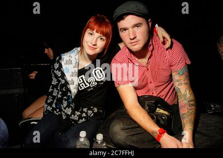 (L-R) Hayley Williams von Paramore und Chad Gilbert von New fanden Ruhm hinter der Bühne am Bamboozle links am Verizon Wireless Amphitheater in Irvine. Kredit: Jared Milgrim/Der Fotoreporter Stockfoto