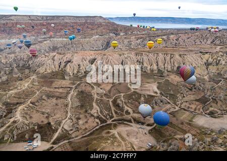 Luftaufnahme von bunten Luftballons fliegen über vulkanischen Bergtal Landschaft von Kappadokien in der Türkei. Romantische Reise im Ballonflug Stockfoto
