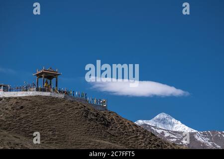 Goldene Statue Padmasabhava (Guru Rinpoche) im Dorf Ranipauwa auf Annapurna Rundwanderung, Lower Mustang, Nepal Stockfoto