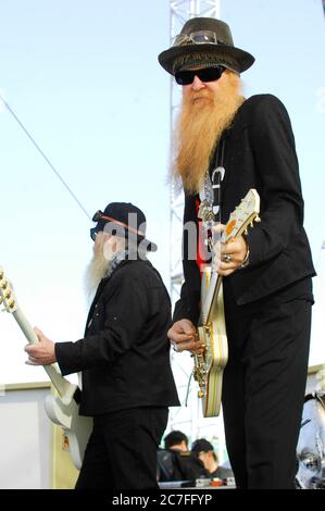 (L-R) Dusty Hill und Billy Gibbons von ZZ Top treten am 26. Oktober 2008 im Love Ride im Pomona Fairplex in Pomona, Kalifornien, auf. Kredit: Jared Milgrim/Der Fotoreporter Stockfoto