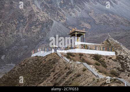 Goldene Statue Padmasabhava (Guru Rinpoche) im Dorf Ranipauwa auf Annapurna Rundwanderung, Lower Mustang, Nepal Stockfoto