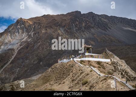 Goldene Statue Padmasabhava (Guru Rinpoche) im Dorf Ranipauwa auf Annapurna Rundwanderung, Lower Mustang, Nepal Stockfoto