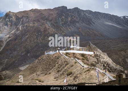 Goldene Statue Padmasabhava (Guru Rinpoche) im Dorf Ranipauwa auf Annapurna Rundwanderung, Lower Mustang, Nepal Stockfoto