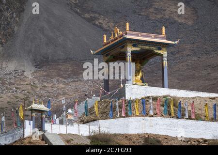 Goldene Statue Padmasabhava (Guru Rinpoche) im Dorf Ranipauwa auf Annapurna Rundwanderung, Lower Mustang, Nepal Stockfoto