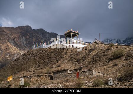 Goldene Statue Padmasabhava (Guru Rinpoche) im Dorf Ranipauwa auf Annapurna Rundwanderung, Lower Mustang, Nepal Stockfoto