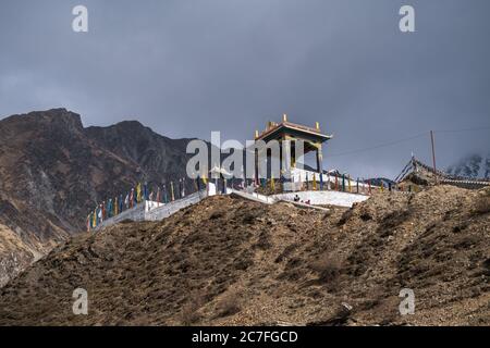 Goldene Statue Padmasabhava (Guru Rinpoche) im Dorf Ranipauwa auf Annapurna Rundwanderung, Lower Mustang, Nepal Stockfoto