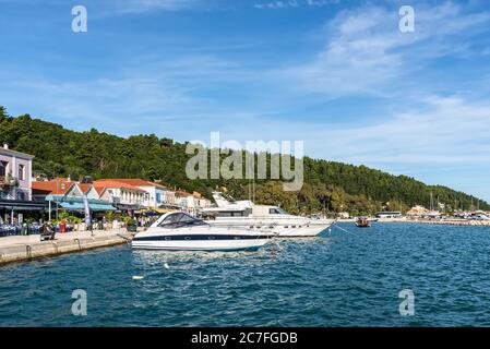 Katakolo, Griechenland - 11. November 2019: Motorboote ankern im Hafen der Katakolo (Olimpia), Griechenland. Stockfoto