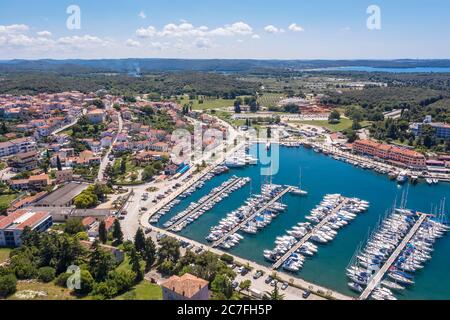 Eine Luftaufnahme der Küstenstadt Vrsar mit Booten und Yachten in Marina, Istrien, Kroatien Stockfoto