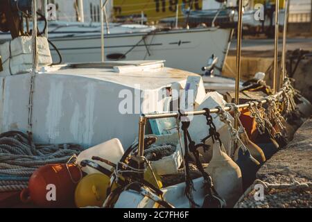 Detail der hängenden Schutzvorrichtungen der Fischerboote im Hafen von Zakynthos auf der Insel Zakynthos während des sonnigen Morgens Stockfoto